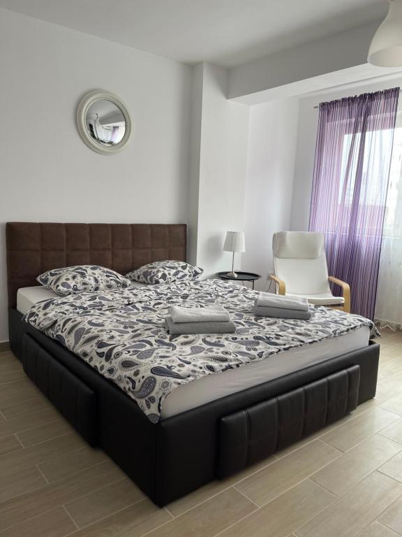 康斯坦察Zeini - Garsoniera Constanta的一间卧室配有一张床,上面有2个控制器