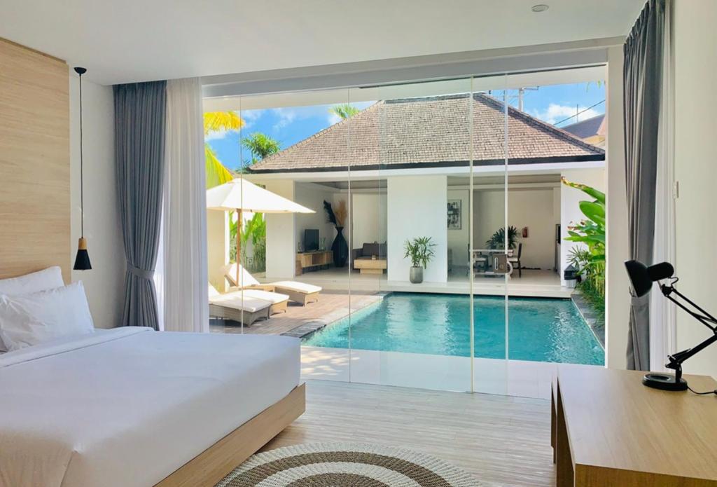 塞米亚克Alami Luxury Villa的一间卧室设有一张床和一个游泳池