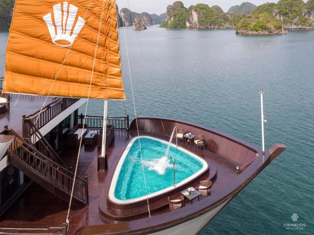 下龙湾Genesis Luxury Regal Cruises的水中的一个游泳池