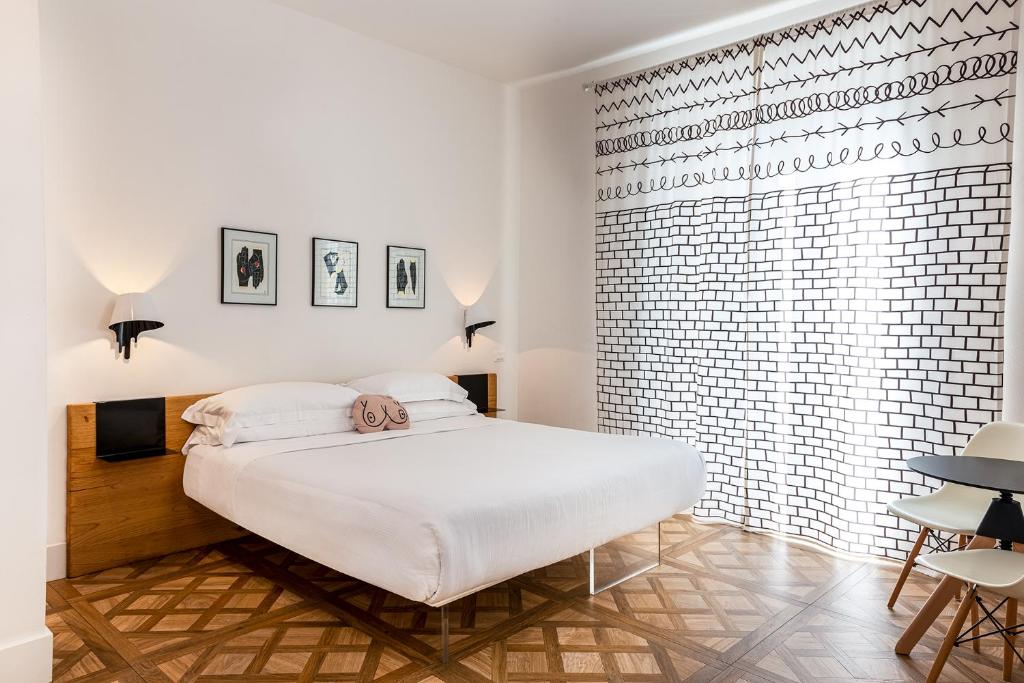 福洛尼卡睡觉住宿加早餐旅馆的卧室配有白色的床和砖墙