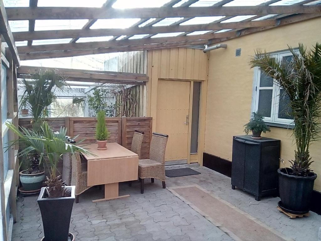 VadumIdyllic country house的庭院配有桌椅和植物