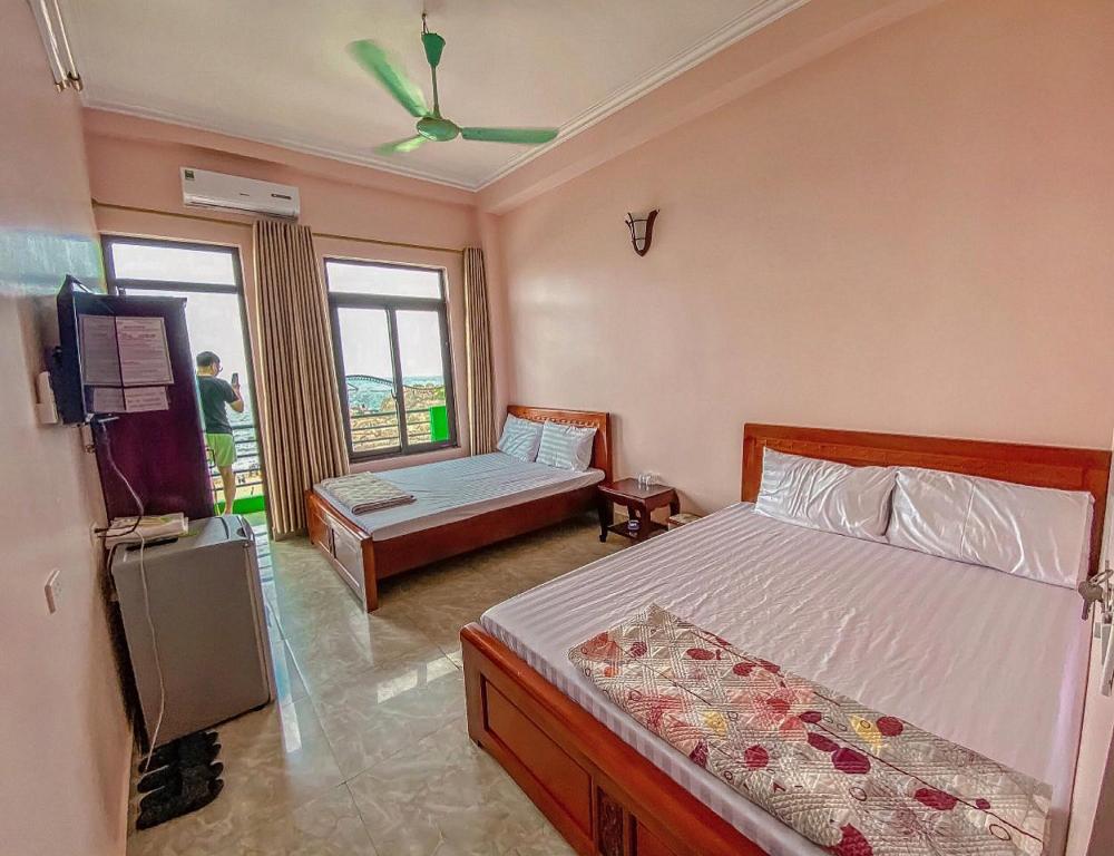 岑山Phương Thuỷ Hotel的一间卧室配有一张床和一台电视。