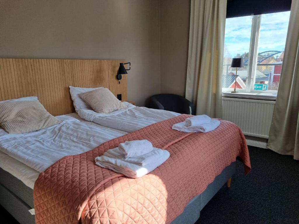 ByskeByske Gästgivargård的酒店客房,配有两张带毛巾的床