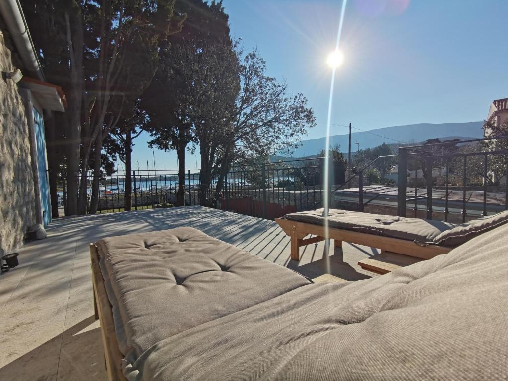 木洛希尼VILA SIRENA OSOR的天井上的一张床和一张野餐桌