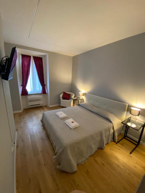 罗马Cavour Home的一间卧室设有一张大床和一个窗户。
