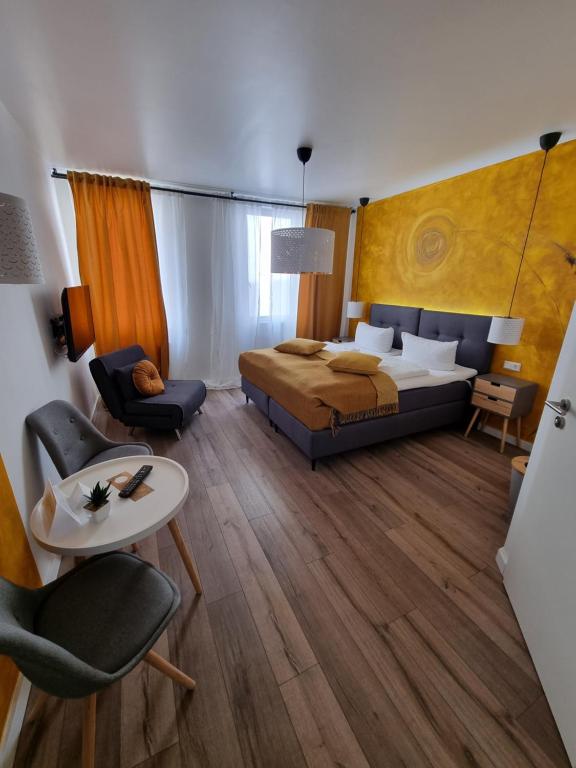 圣戈阿尔Hotel Zur Post的卧室配有一张床和一张桌子及椅子
