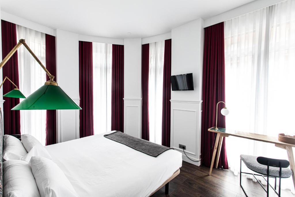 圣塞瓦斯蒂安Hotel Trueba的卧室拥有红色和白色条纹墙