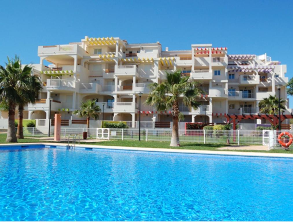 德尼亚Planta baja Playa Sol 2的大楼前设有游泳池的酒店