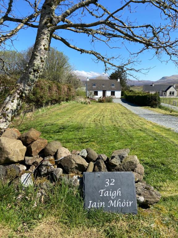 SkeabostTaigh Iain Mhòir的房屋前一堆岩石上的标志