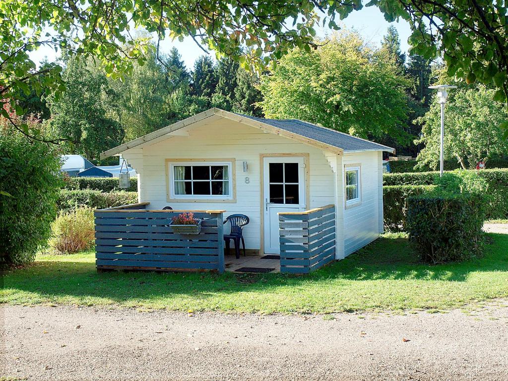 GuldborgGuldborg Camping & Cottages的坐在草地上的白色小棚子