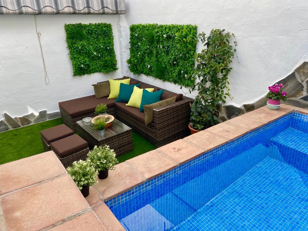 内尔哈Casa La Parra, 64的带沙发和游泳池的天井