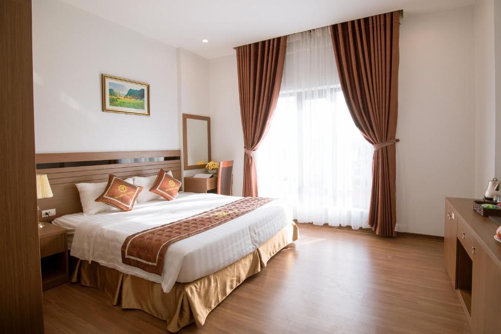 宁平Diamond Hotel的酒店客房设有床和窗户。