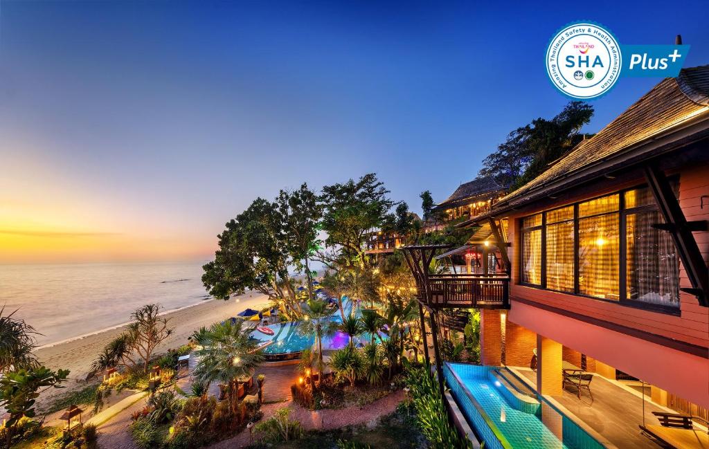 高兰Nirvana Beach Resort, Koh Lanta SHA Extra Plus的享有海滩美景的酒店