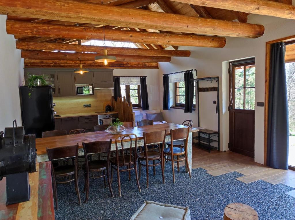 MetyloviceCOOLna的厨房以及带木桌和椅子的用餐室。