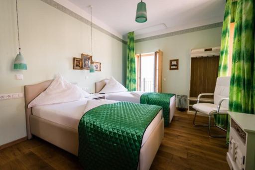福尔卡赫Hotel Belle Vue Volkach的绿白色客房内的两张床