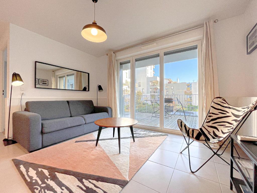 波尔多Appartements avec parking - Cite du Vin的客厅配有沙发和桌子