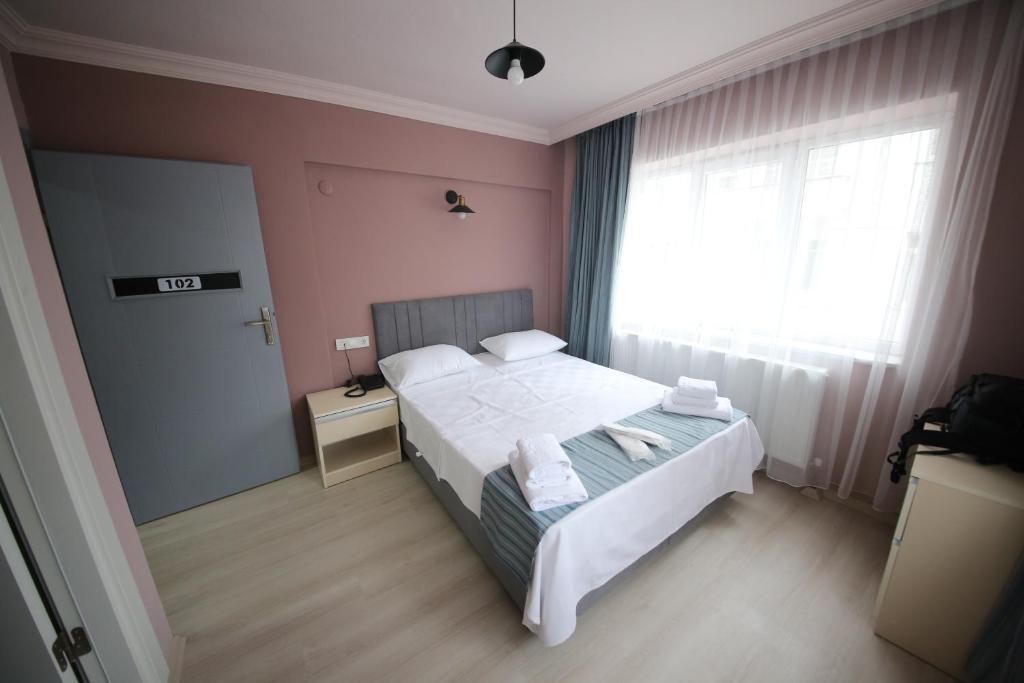 埃迪尔内Stay Inn Edirne的卧室配有白色的床和窗户。