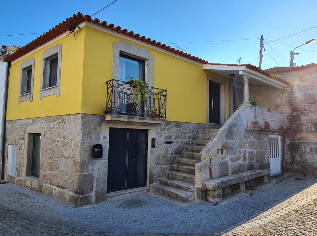 维亚纳堡Casa Beira Rio的前面有楼梯的黄色房子