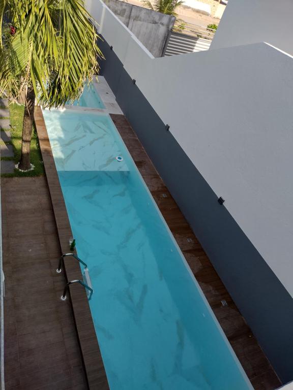 若昂佩索阿Casa encantadora com piscina prainha e SPA的享有别墅内游泳池的顶部景致