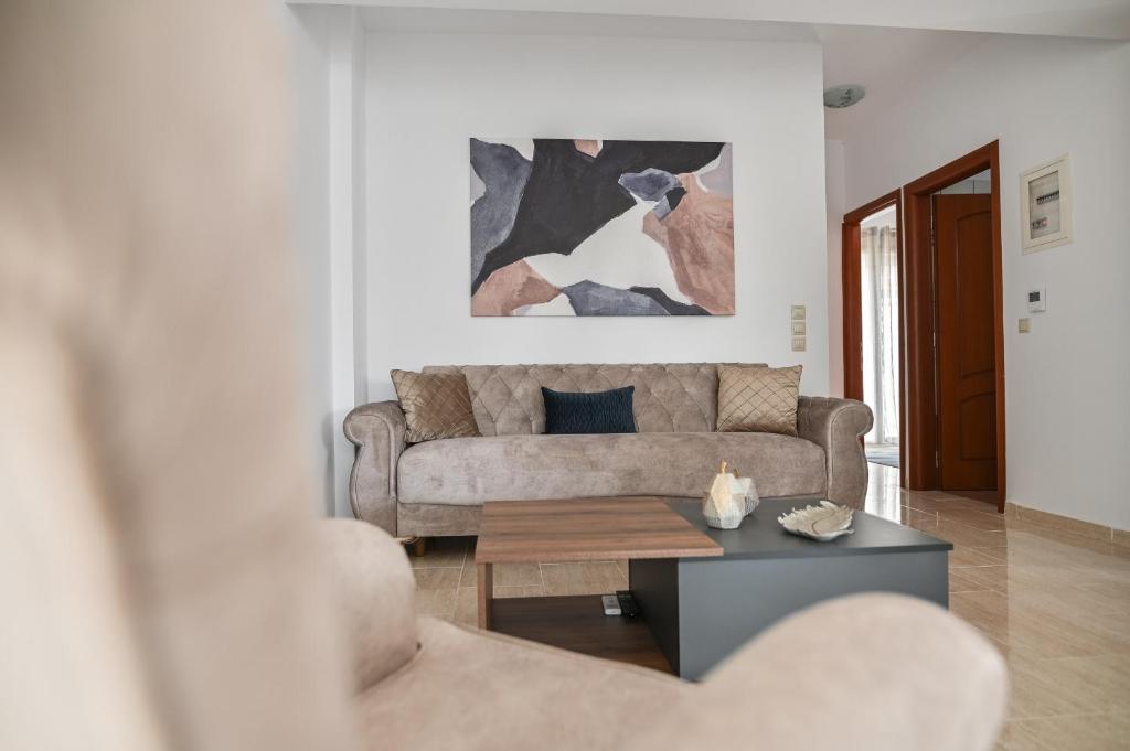 马克里Oliva Apartments的带沙发和咖啡桌的客厅