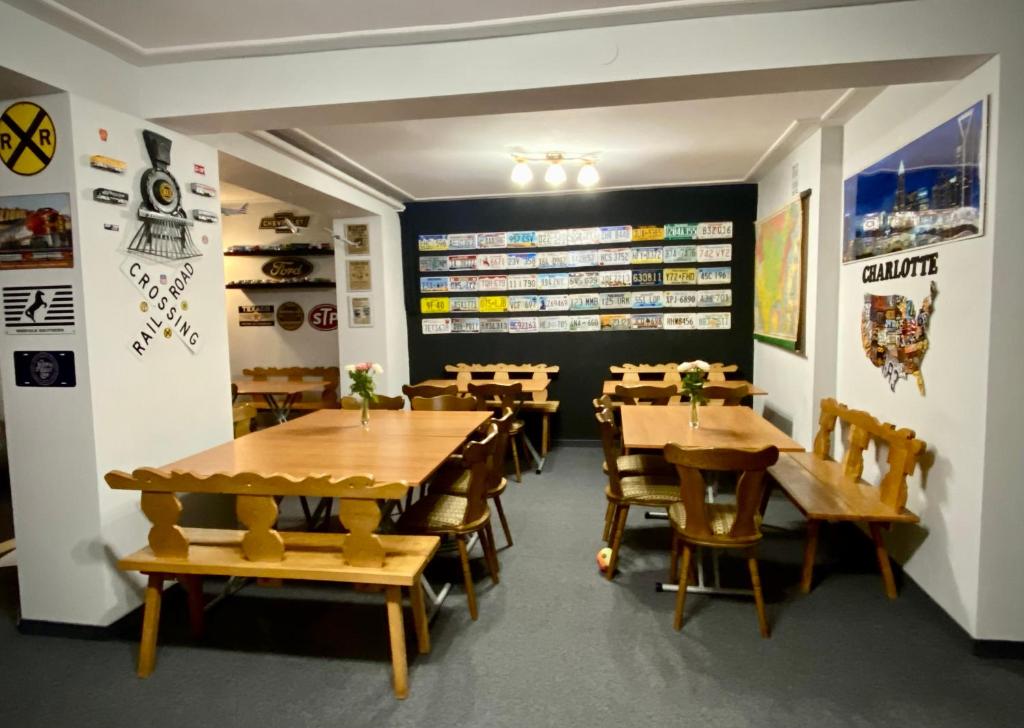 斯克拉斯卡波伦巴Willa Ametyst的用餐室配有木桌和椅子