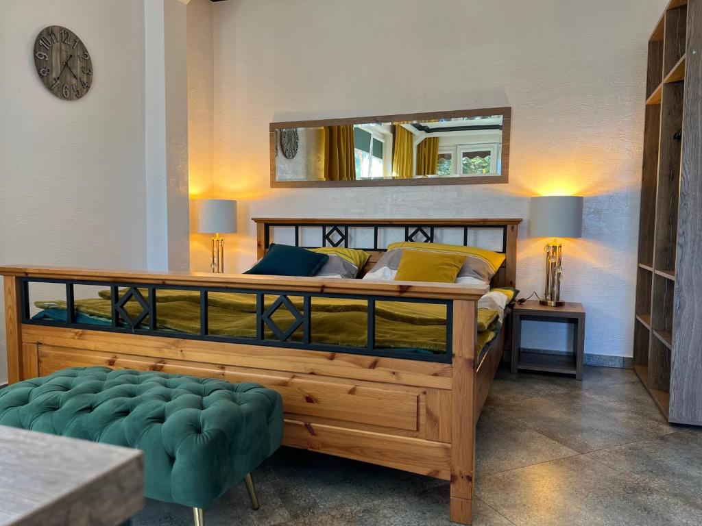 切米诺Villa Slavia的一间卧室配有一张带镜子的大木床