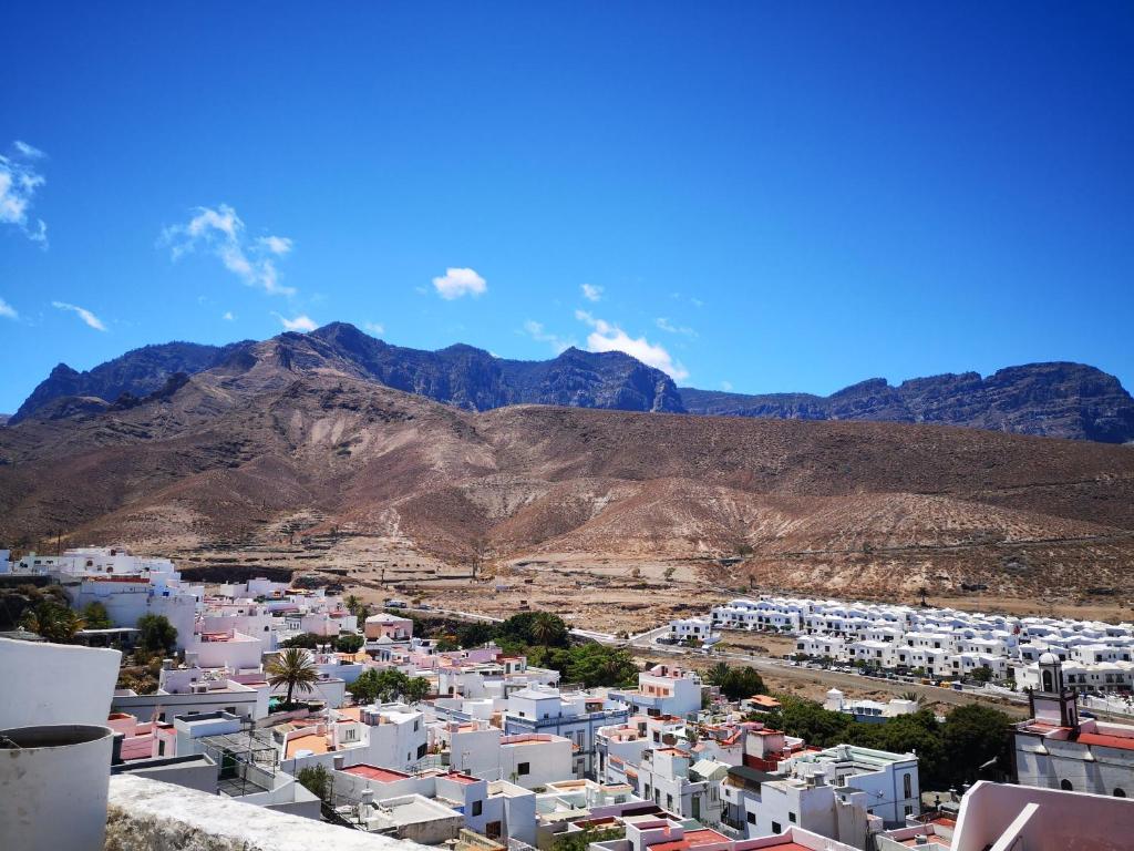 阿格特Casa Tamadaba Agaete的享有以山脉为背景的城市美景