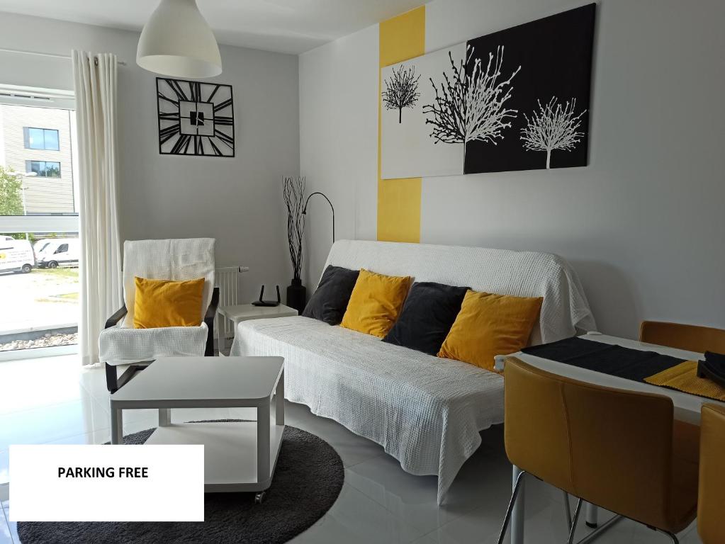 波兹南Apartament Maxi的一间卧室配有一张带黄色枕头的床