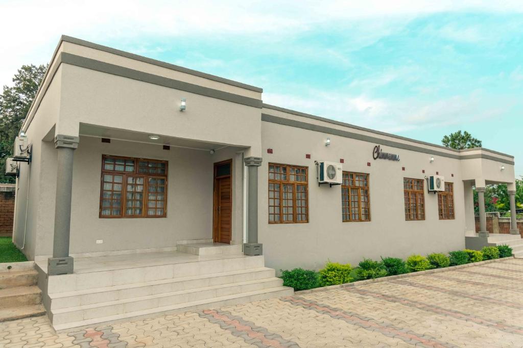 卢萨卡Luxurious Chimwemwe II - Kat-Onga Apartments的 ⁇ 染白色的小房子