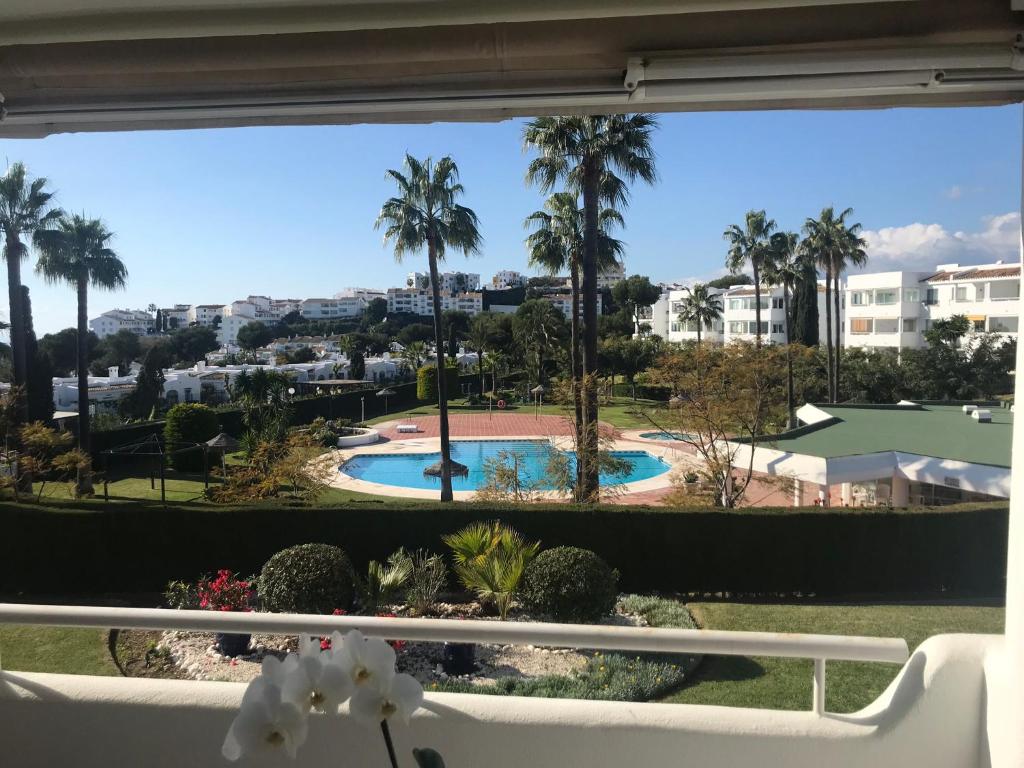 卡拉德米哈斯Apartment with amazing seeview in Miraflores Monte B的从度假村的阳台上可欣赏到游泳池的景色