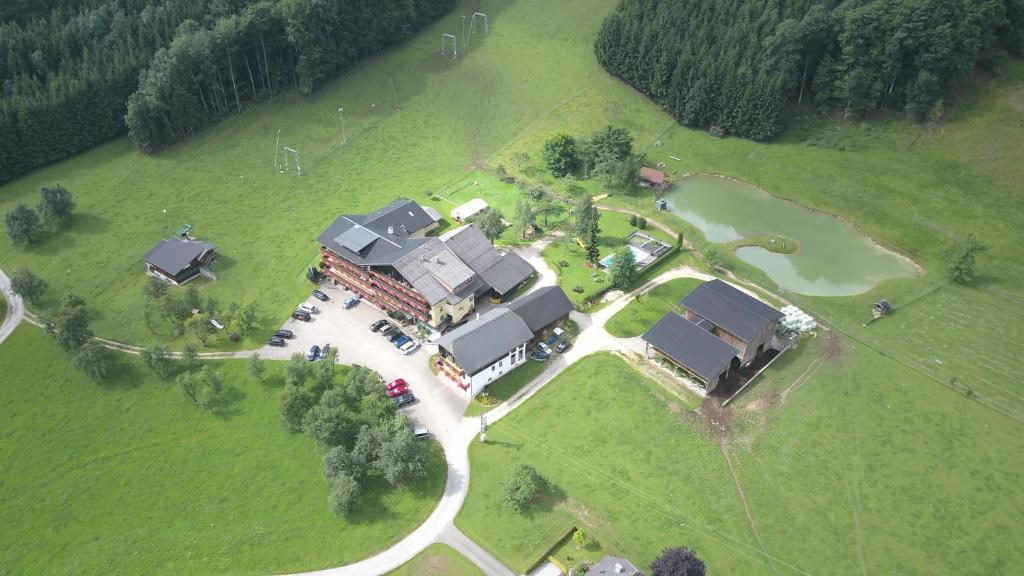 阿特湖Gasthofladen Schneeweiss的田野房屋的空中景观