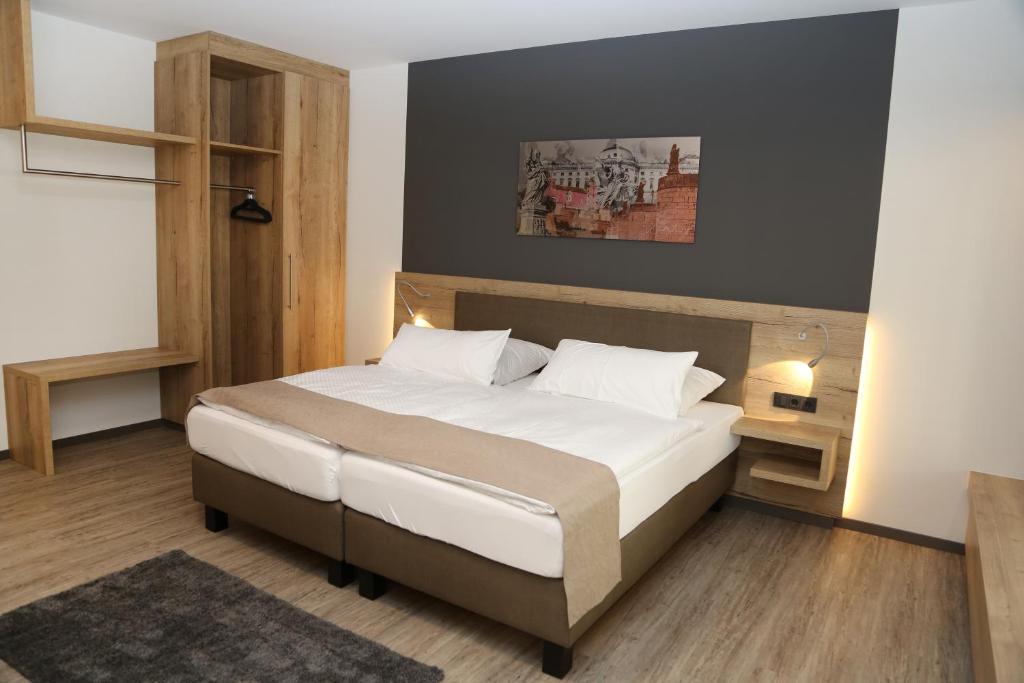 维尔茨堡林德莱恩斯穆赫酒店的一间卧室配有带白色床单和枕头的床。