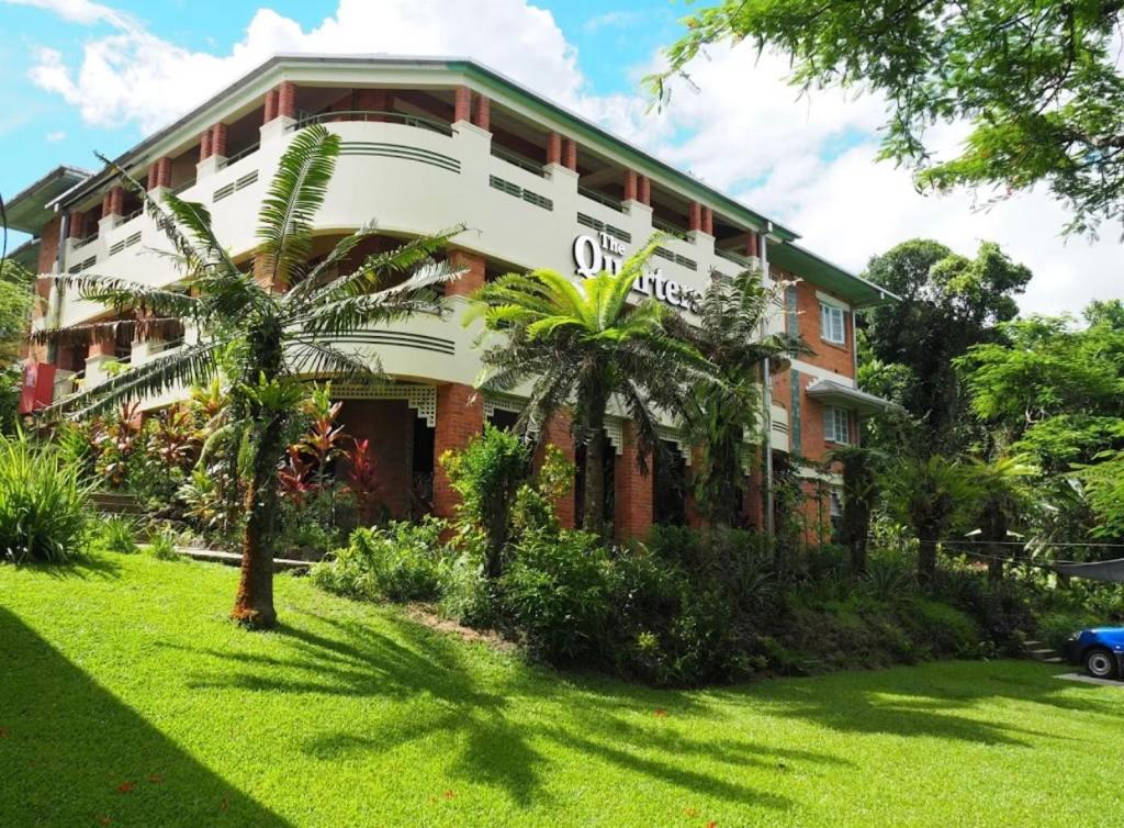 Babinda巴比纳地区旅馆的一座棕榈树建筑