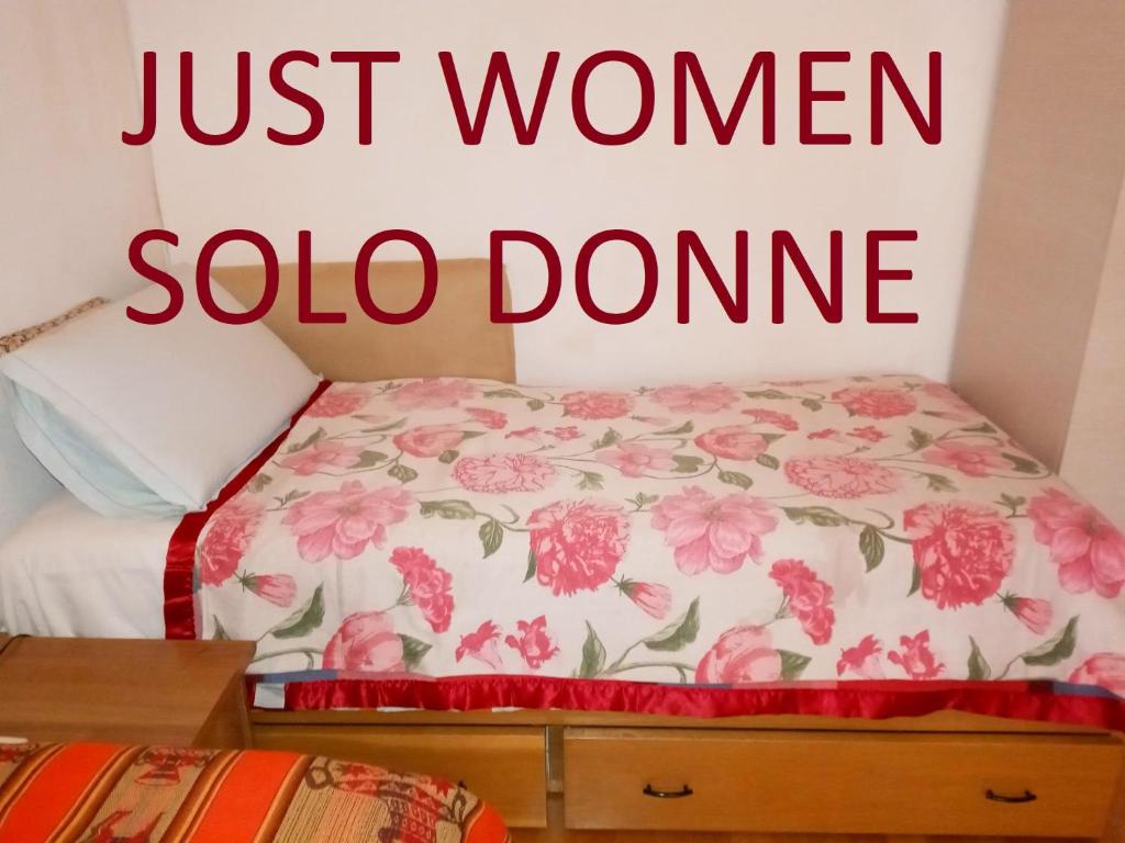 米兰Cara Revello的独身在屋子里的一张床位,上面只有女人的字眼