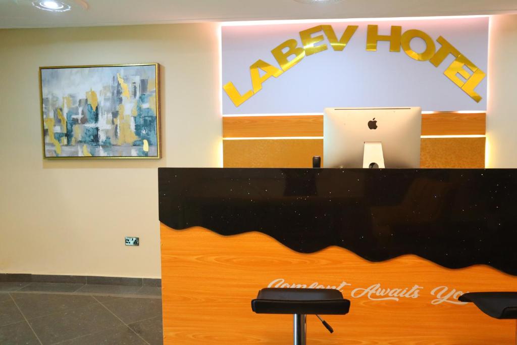 库马西Labev Hotel的接待处,上面有一台笔记本电脑
