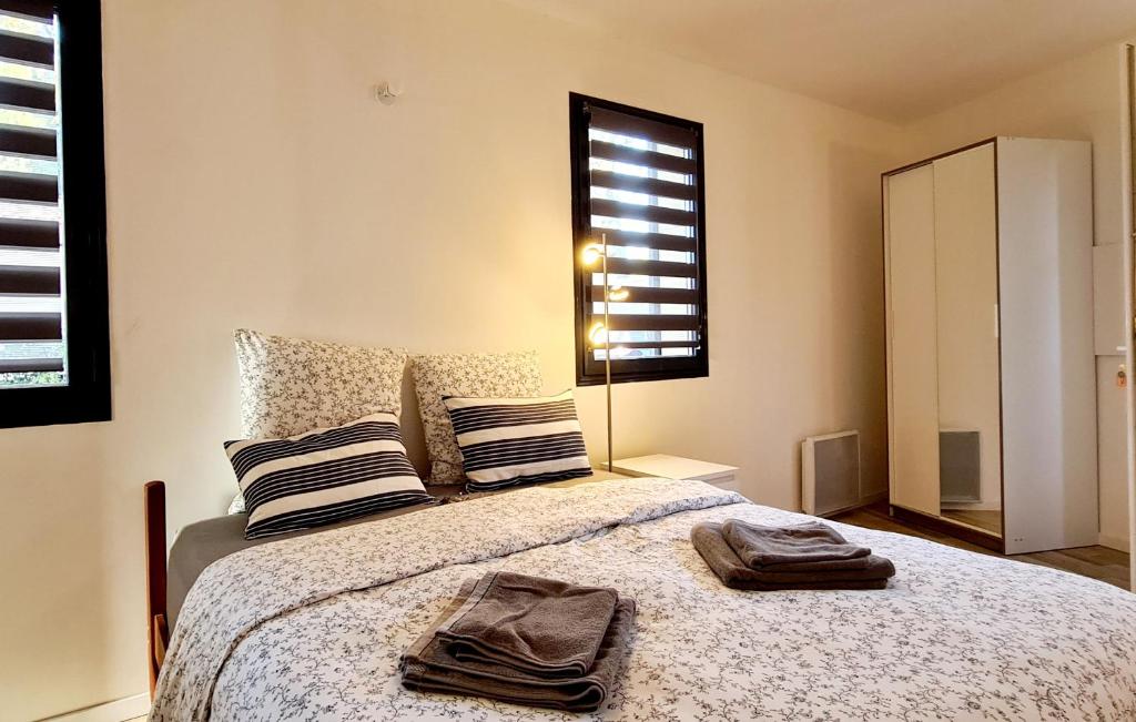佩兹纳斯Cosy Studio 7 Pézenas的一间卧室配有一张床,上面有两条毛巾