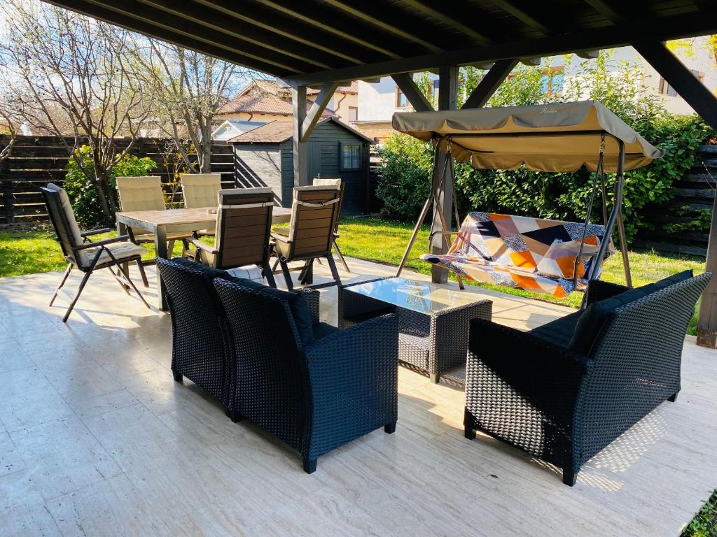 扎马迪Villa007的庭院配有桌椅和遮阳伞。