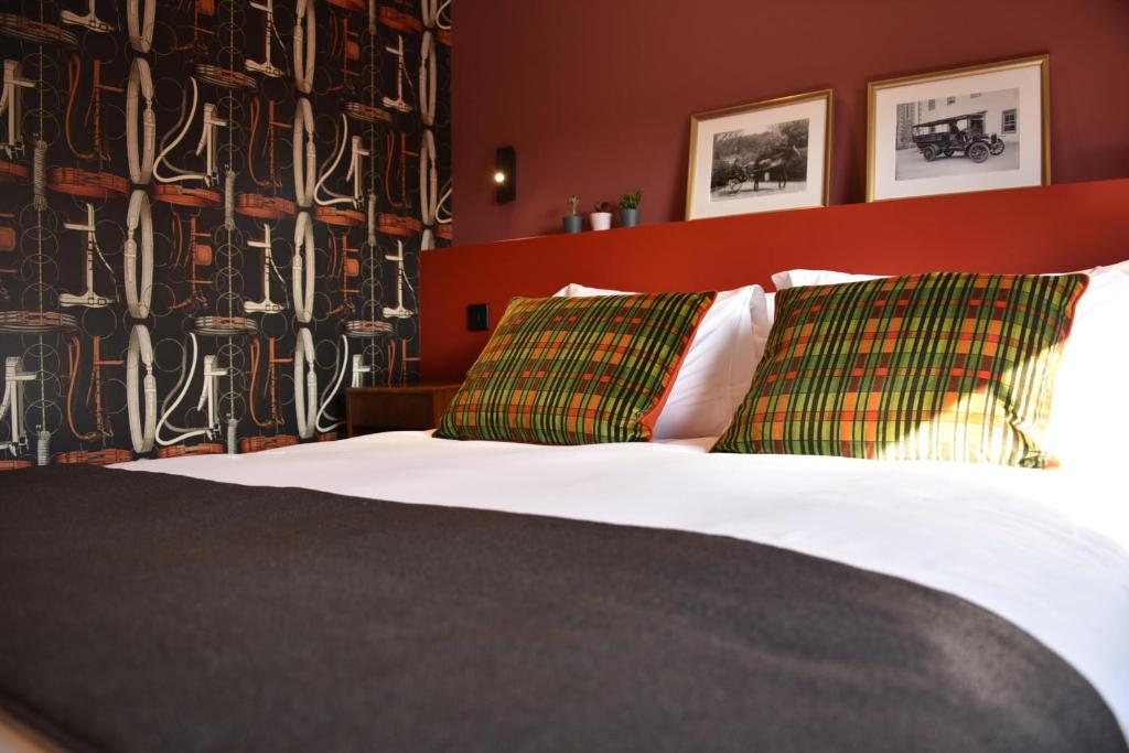 盖特豪斯厄夫弗利特Masonic Arms Gatehouse的一间卧室配有一张带两个绿色枕头的床