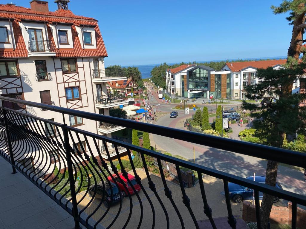 库瑞尼卡慕斯卡Apartament z widokiem na morze的阳台享有街道和建筑的景致。