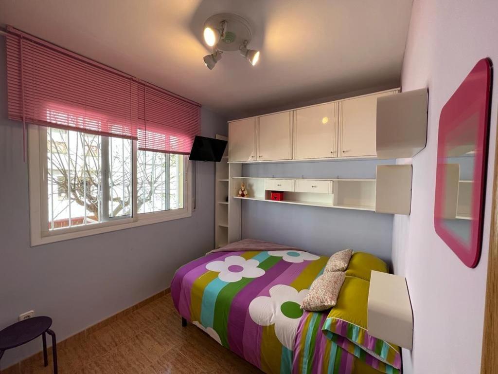 莱斯卡瑟斯-达尔卡纳Can Solé的一间小卧室,配有床和窗户