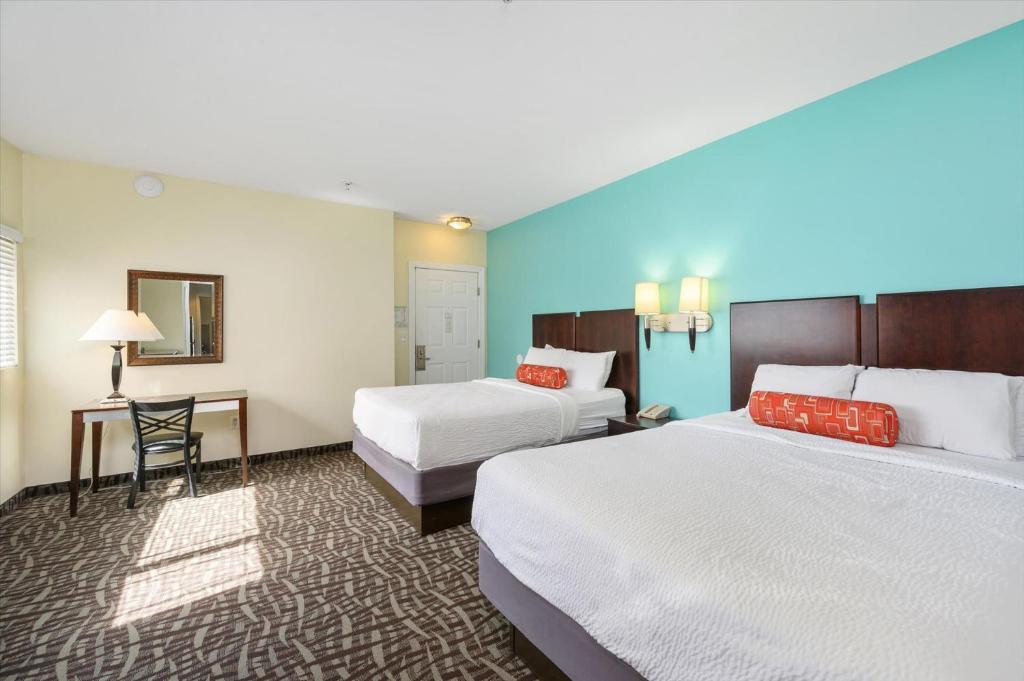 大洋城Monte Carlo Condos Ocean City的酒店客房配有两张床和一张书桌