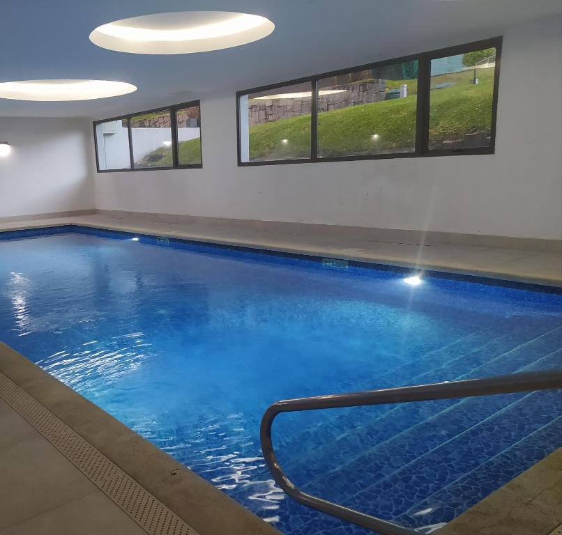 埃斯特角城Apartamento Edificio Unique, Punta del Este的大楼内一个蓝色的大型游泳池