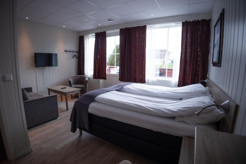 AskAskvoll Fjordhotell的酒店客房设有床和窗户。