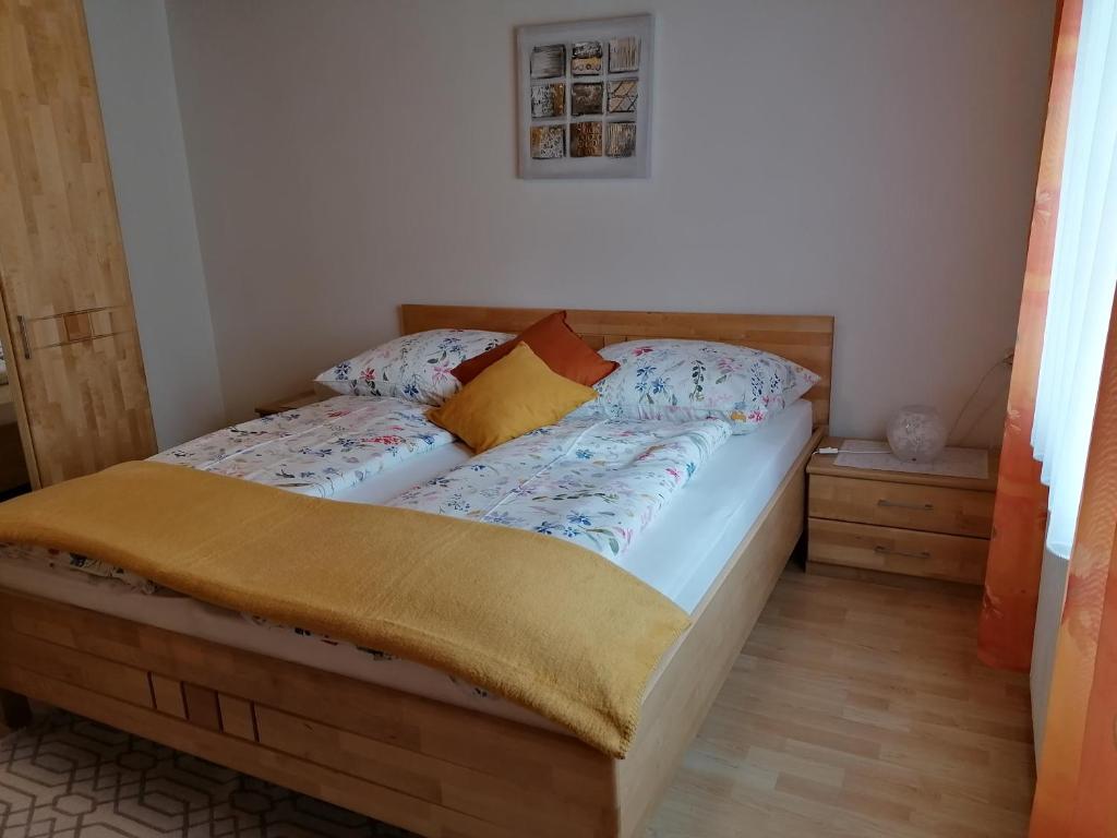 加姆利茨Ferienhaus Lanzl的木架客房内的一张床位