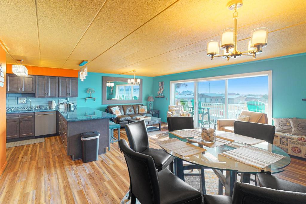 大洋城Assateague House 205的用餐室以及带桌椅的厨房。