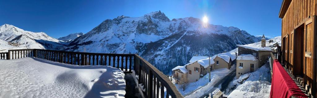 拉格拉沃RestAuberge La Reine Meije的山上白雪的景色