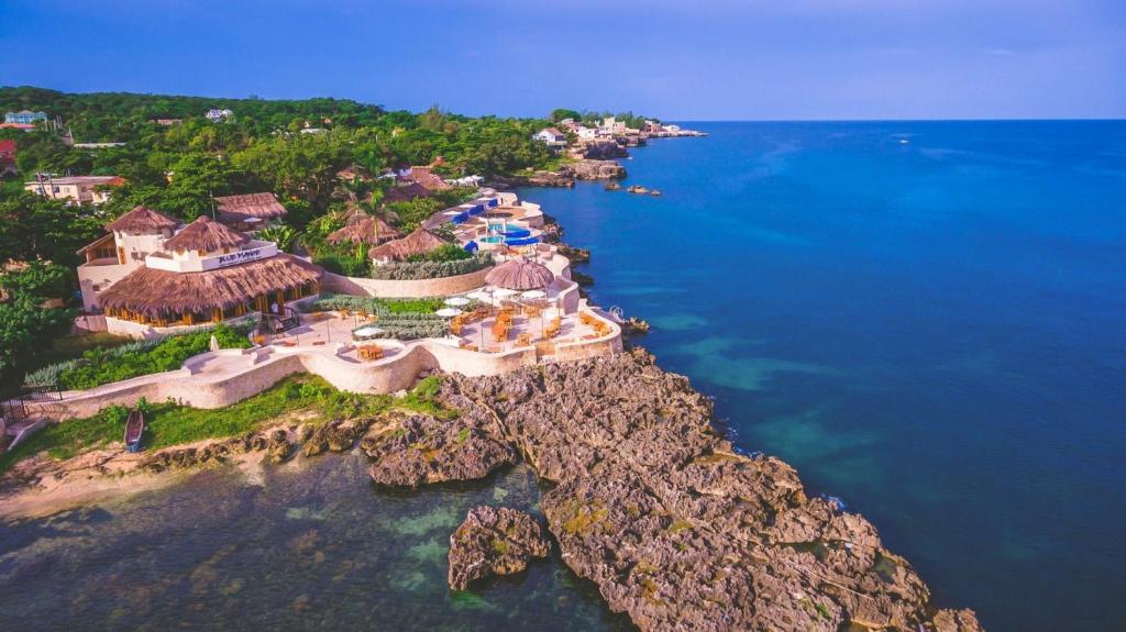 尼格瑞尔Ocean Cliff Hotel Negril Limited的享有海滨度假胜地的空中景致
