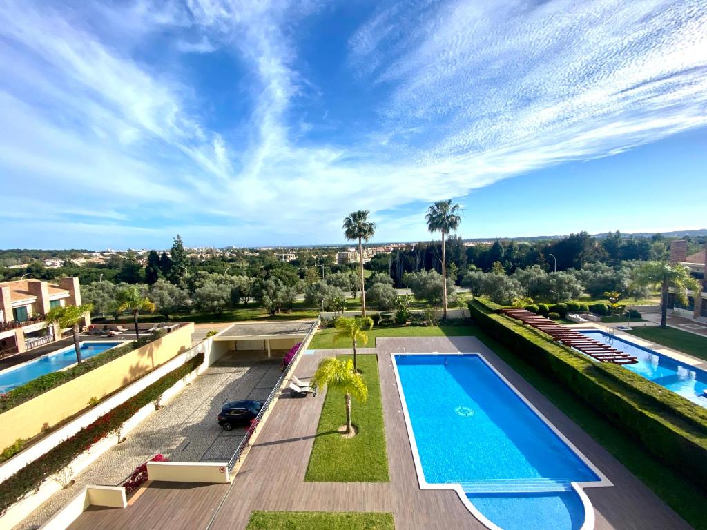 维拉摩拉Apartamento Vista Golfe Mar Vilamoura的屋顶游泳池的图像