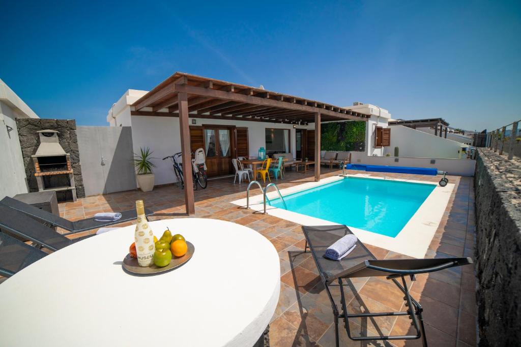 普拉亚布兰卡Villa Alba的别墅 - 带游泳池和桌椅