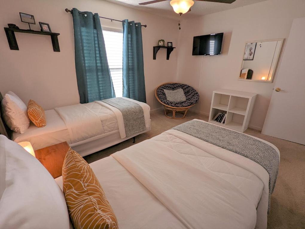 克利尔沃特Sea Club Condo #47的一间带三张床和电视的客厅